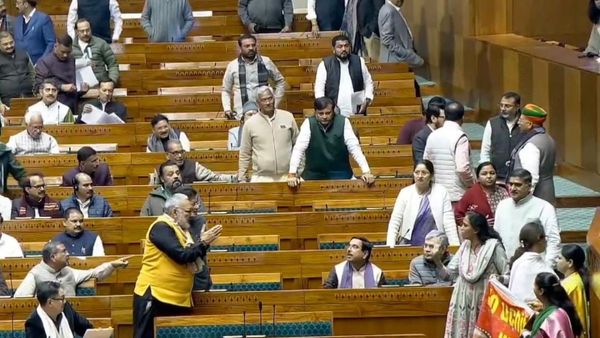 Lok sabha: மோடி இருக்கையை சுத்துப்போட்ட பெண் எம்பிக்கள்! பின்வாங்கும்படி ஜோதிமணியிடம் கும்பிட்ட பாஜக தலைகள் - வீடியோ