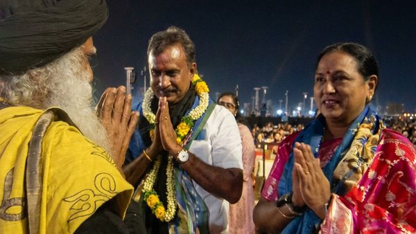 அதிமுக கூட்டணியில் தேமுதிக? எஸ்பி வேலுமணி - பிரேமலதா திடீர் சந்திப்பு.. கவனம் பெற்ற போட்டோ