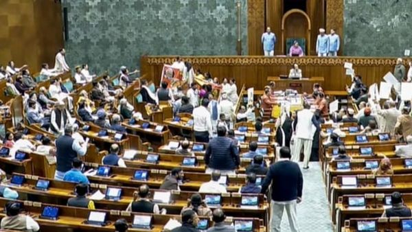 ராஜ்யசபாவில் அனல் தெறித்த வாதம்.. எதிர்க்கட்சிகள் வெளிநடப்பு.. லோக்சபா மீண்டும் ஒத்திவைப்பு