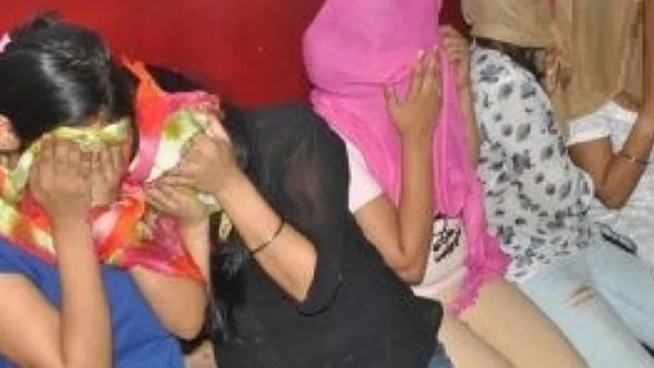 வேலூர் லாட்ஜ்களில் விபச்சாரம்.. குடியாத்தத்தில் ஐடி கம்பெனி வேலைன்னு சொன்னாங்க.. ஆனா நடந்தது வேற