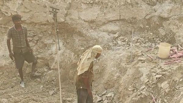 தூத்துக்குடி அருகே ஆற்றின் நடுவே டெட்டனேட்டர் மூலம் தகர்க்கப்படும் பாறைகள்.. மர்மத்தின் பின்னணி