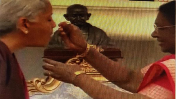 தயிர் கிண்ணத்துக்கும், பட்ஜெட் பெட்டிக்கும் என்ன சம்பந்தம்? ஒரு கரண்டி வெள்ளை நிற இனிப்பின் ரகசியம்