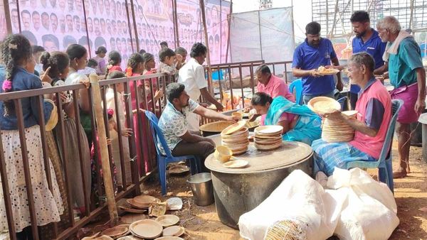 மட்டன் முதல் மீன் வரை 10 வகை கறி விருந்து! பாஸ் ஆன அரசு போலீஸ்காரர்களுக்கு புதுச்சேரி ஓனரின் அசத்தல்