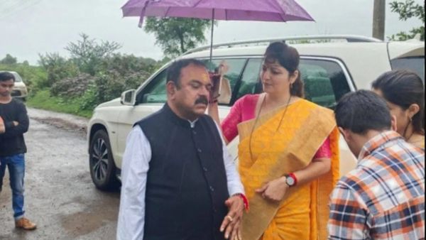 100 வீடியோக்கள்.. சிக்கும் விஐபிக்கள்.. போலி சாமியாரின் கோவிலுக்கு 1 கோடி அரசு ஒதுக்கியது அம்பலம்