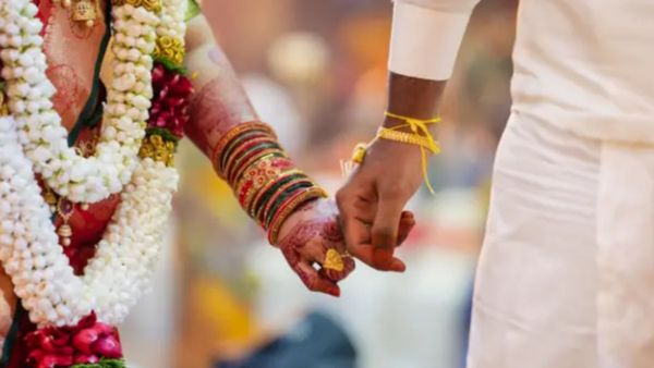 சித்திரை 10ம் தேதி தமிழகமே ஸ்தம்பிக்கும் அதிசயம்? பட்டு வேட்டியில் வாக்குச்சாவடிக்கு வரும் மணமக்கள்