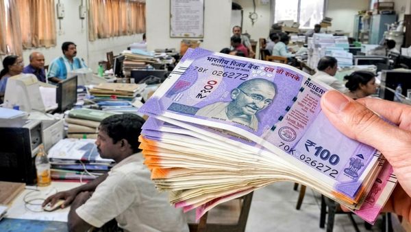 மாதம் ₹2,00,000 கைநிறைய பணம்.. ஆனாலும் குரூப்-4 பதவிக்கு ஓடியது ஏன்? வெளிவந்த அதிரடி பின்னணி