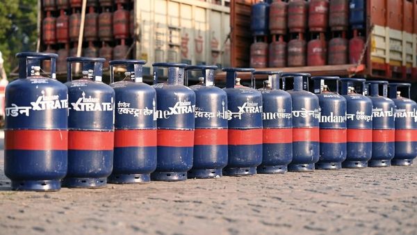 நன்றியய்யா நன்றி.. ஓட்டல் ஓனர்கள் வயிற்றில் பால் வார்த்த அறிவிப்பு! இனி சிலிண்டர் தட்டுப்பாடு இல்லை!