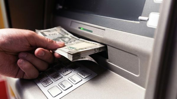 ஏடிஎமில் கேட்டது ரூ.10,000.. கிடைச்சது ரூ.3 லட்சம்! ஆனாலும் வாடிக்கையாளர் பயங்கர சோகம்! ஏன் தெரியுமா