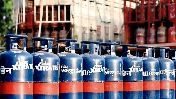 இடியை இறக்கிய இந்தியன் ஆயில்..சென்னையில் வணிக கேஸ் சிலிண்டர் டெலிவரி நிறுத்தம்! ஹோட்டல் ஓனர்கள் ஷாக்