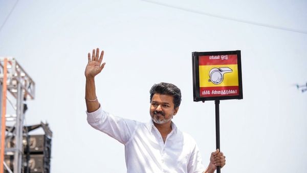 திமுக தலைவர் ரோட் ஷோ நடத்தலாம்..விஜய் மைக்குடன் பிரச்சாரம் செய்யக் கூடாதா? தவெக அடுக்கடுக்காக கேள்வி