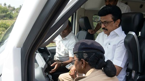 முதல்வர் வாகனத்தை மறித்த தேர்தல் பறக்கும் படை.. கூலாக அமர்ந்திருந்த ஸ்டாலின்! பைபாஸில் பரபரப்பு