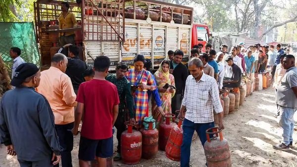 சென்னையில் சிலிண்டர் புக்கிங் தோல்வி.. காஸ் ஏஜென்சிகளை முற்றுகையிடும் மக்கள்.. என்ன நடக்கிறது?