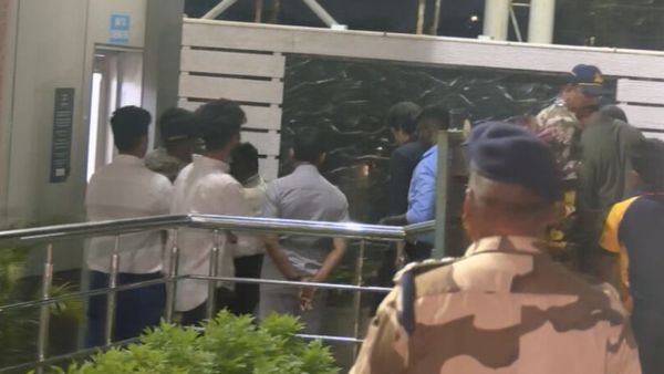 தனி விமானத்தில் மும்பை புறப்பட்டார் விஜய்.. தேர்தல் பணிகளுக்கு இடையே திடீர் பயணம்