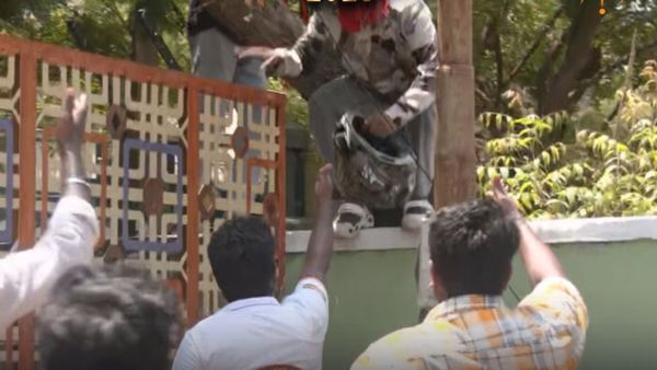 மீண்டும் மீண்டுமா? விஜய்யை பார்க்க டிரான்ஸ்ஃபார்மர் மீது ஏற முயன்ற தவெகவினர்! அசம்பாவிதம் தவிர்ப்பு