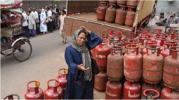வழக்கத்தை விட 30% கூடுதலாக எல்பிஜி உற்பத்தி.. சிலிண்டர் தட்டுப்பாடு வராது! மத்திய அரசு விளக்கம்!