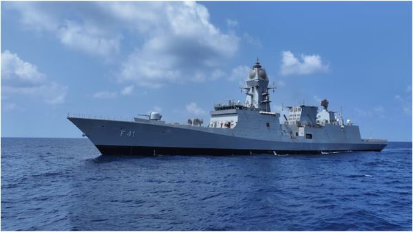 மாஸ் காட்டும் இந்தியா.. கடற்படையின் பலம் டபுளாகுது! உள்ளே வந்த ஐஎன்எஸ் தாராகிரி!