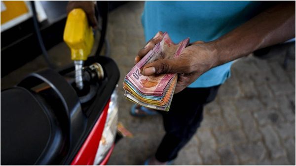 இலங்கையில் ஒரு லிட்டர் பெட்ரோல் ரூ.460.. அடுத்து இந்தியாதான்! எல்லாம் டிரம்பால் வந்த வினை!