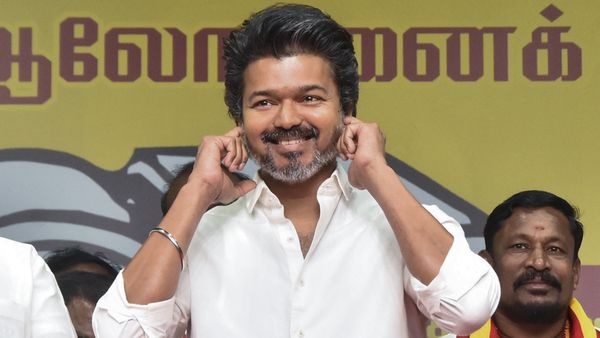 விஜய்க்கு இரட்டை அதிர்ச்சி.. சினிமா, அரசியல் இரண்டிலும் ஒரே நாளில் விழுந்த பேரிடி