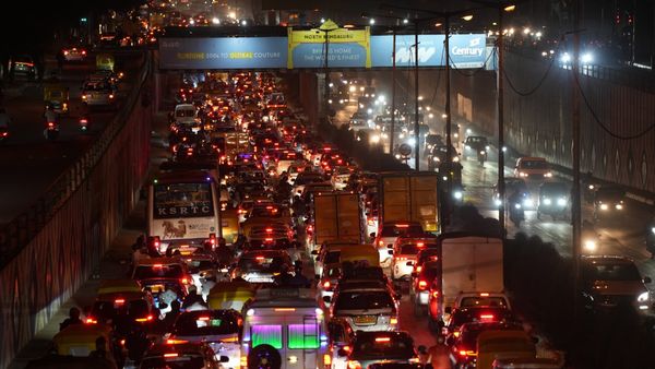 திணறடிக்கும் பெங்களூர் டிராபிக்.. இளம்பெண் எடுத்த வினோத முடிவு.. இப்போ பிரச்சனை இல்லாமல் பறக்கறாரு