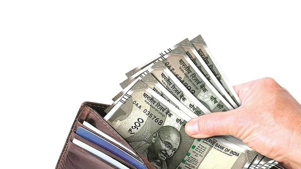 பர்ஸில் ஒளிந்திருக்கும் இந்த 1 தவறுதான் உங்க வறுமைக்கு காரணமா? ஓயாத பணமழை பொழிய இதை செய்தாலே போதும்