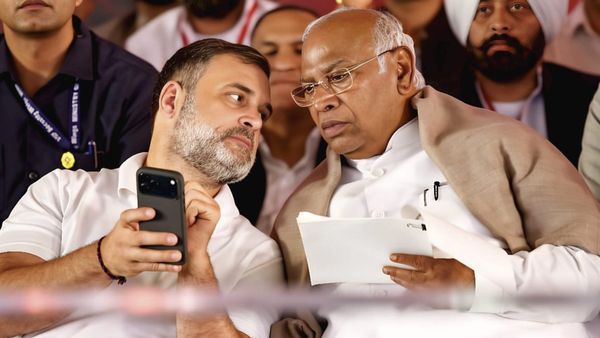 பேச்சுவார்த்தை, சொதப்பல், ரிப்பீட்டு.. காங்கிரஸால் வெல்லும் பாஜக! தேர்தல் வந்தா இதே வேலையா போச்சு