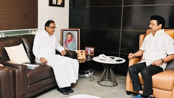 தமிழக காங்கிரஸ் நிர்வாகிகள் டெல்லிக்கு தந்த ட்விஸ்ட்.. ராகுல் காந்தி ப சிதம்பரத்தை அனுப்பியது ஏன்?