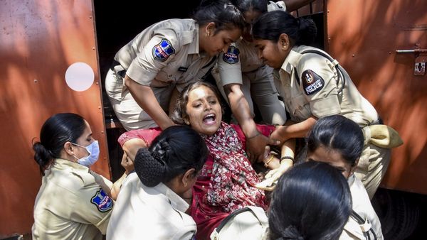 வேலையில்லாத இளைஞர்கள் அதிரடி கைது.. இரவோடு இரவாக வீடு புகுந்து தூக்கிய போலீஸ்.. என்ன காரணம்?