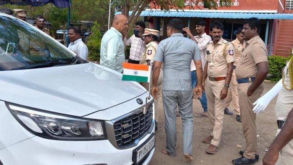 புதுச்சேரி முதலமைச்சர் ரங்கசாமியின் காரை ‘சுத்து’ போட்ட தேர்தல் பறக்கும் படையினர்.. மதுரை அருகே பரபர