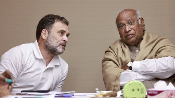 காங்கிரஸுக்கு மட்டும் தான் இப்படி எல்லாம் நடக்கும் போல.. கேரளாவில் வினோத பிரச்சனை.. தோல்வி உறுதி?