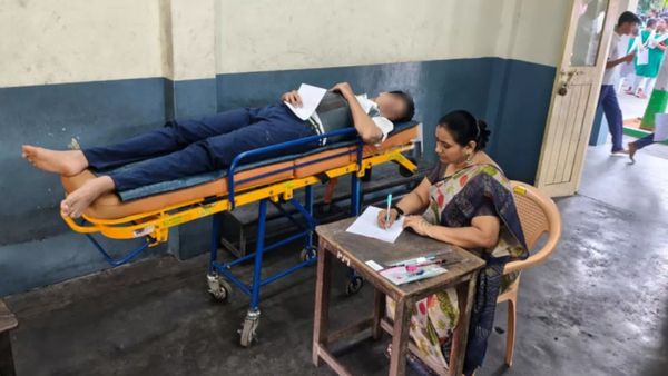 ஸ்ட்ரெச்சரில் படுத்தபடி சென்னையில் 10ம் வகுப்பு தேர்வு எழுதிய மாணவன்.. சொல்ல சொல்ல ஆசிரியை எழுதிய விடை