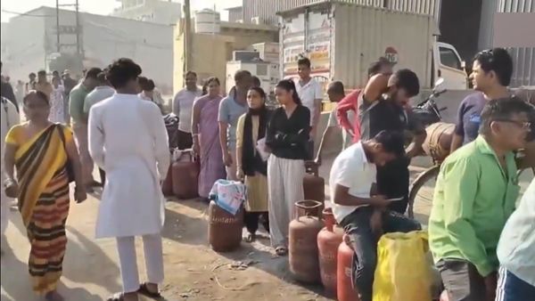 வீட்டு சிலிண்டர் ரீஃபில் புக்கிங்கில் சிக்கல்! Dead-ஆன 77189 55555 போன் எண்! கேஸ் ஏஜென்சியில் மக்கள்