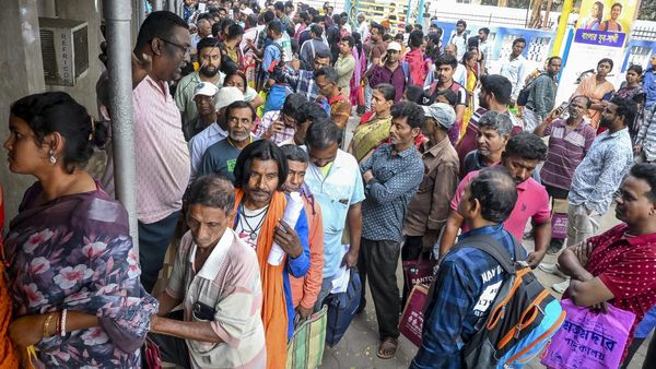 முஸ்லீம் வாக்காளர்கள் மொத்தமாக நீக்கம்.. மேற்கு வங்கத்தில் வெடித்த SIR சர்ச்சை! பெரும் குழப்பம்