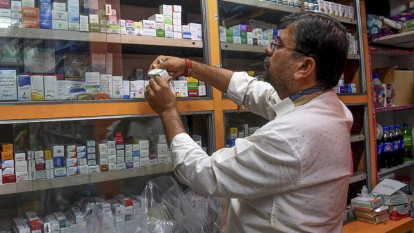 அனைத்து அத்தியாவசிய மருந்துகளின் விலையும் உயர்கிறது.. ஏப்ரல் 1 முதல் அமல்.. அதிர்ச்சி அறிவிப்பு