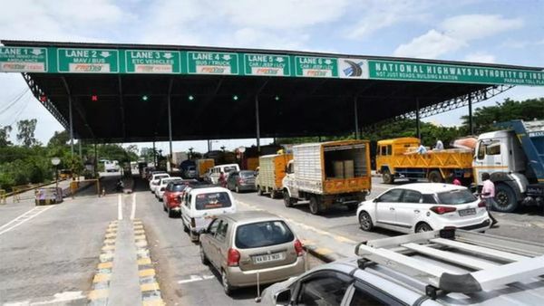 மக்களின் வருமானம் எதுவுமே மாறாத நிலையில், வருடம் தவறாமல் சுங்க கட்டணம் உயர்த்துவது சரியா?