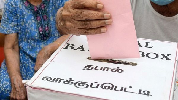 ஆம்பூரில் 101 வயது தாத்தா ஓட்டு.. பகீர்  தில்லுமுல்லு! தமிழ்நாடு தபால் வாக்குப்பதிவில் வந்த மாற்றம்