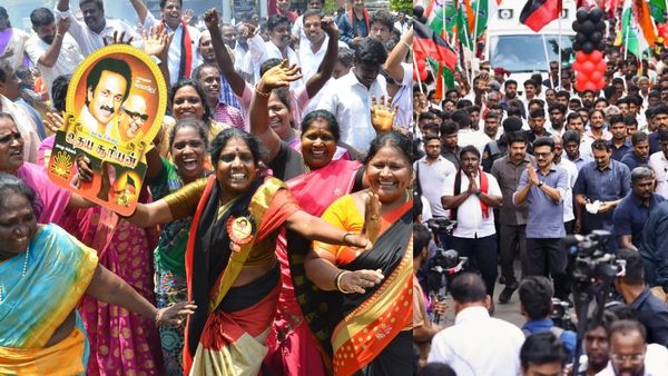 இன்னுமா என்ன தெரியல.. 8000+2000.. கியரை மாற்றிய பெண் வாக்காளர்கள்! EXIT POLL-ல் ஸ்டாலின் சிக்சர்!