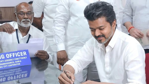 நல்ல நேரத்திற்காக அரை மணி நேரம் காத்திருந்த விஜய்.. திருச்சி கிழக்கில் வேட்பு மனு தாக்கல் செய்தார்