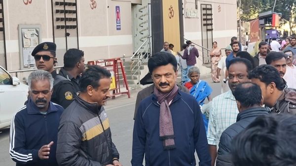 அனல் கொளுத்திய தேர்தல் ஃபினிஷ்.. கூலாக கொடைக்கானலில் வாக்கிங் போன ஸ்டாலின்.. பொதுமக்களுடன் செல்ஃபி!