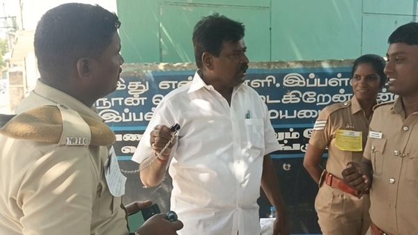 வாக்குச்சாவடியில் விசில் ஊதிய போலீஸ்காரர்.. கரூரில் முன்னாள் எம்.எல்.ஏ வாக்குவாதம்!