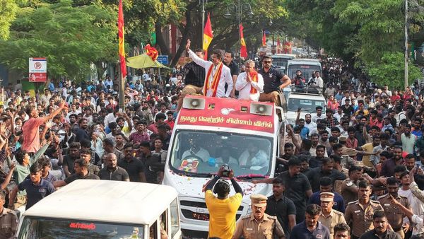 தவெக தலைவர் விஜய் மீது பாய்ந்தது வழக்கு.. சென்னையில் அனுமதியின்றி ரோடு ஷோ நடத்தியதால் சிக்கல்