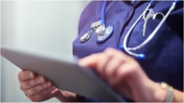 இந்திய நர்ஸை.. ஆண்ட்டி என்று அழைத்த நபர்! நீதிமன்றம் போட்ட அதிரடி உத்தரவு!