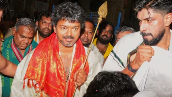 திருச்செந்தூர் கோயிலுக்கு டைமுக்கு போன விஜய்! கரூர்ல போகலயே ஏன்? சரமாரி கேள்வி!