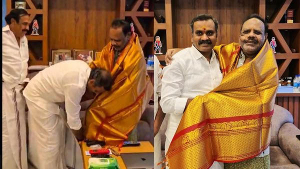 அதிமுக தனபால் வீட்டுக்குச் சென்ற எல்.முருகன்! தொபுகடீர்னு காலில் விழுந்த அவிநாசி பாஜக வேட்பாளர்