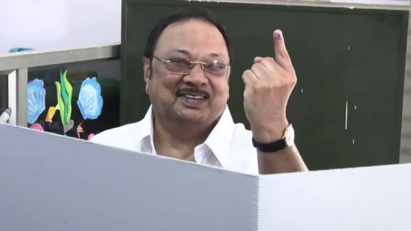 யாருக்கு வெற்றி? ஓட்டு போட வந்த மு.க.அழகிரி கொடுத்த சூசக பதில்!