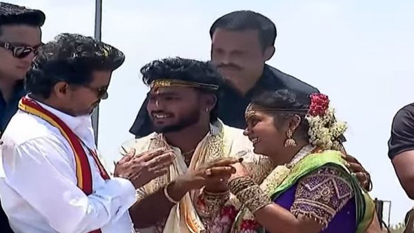திருவள்ளூர் ரோட்டில் மணமக்களுக்கு மறக்க முடியாத சர்ப்ரைஸ் தந்த விஜய்.. காட்டு தீயாய் பரவும் வீடியோ