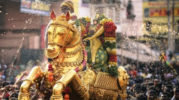 மதுரை குலுங்க குலுங்க.. கொடியேற்றத்துடன் கோலாகலமாக தொடங்கிய சித்திரை திருவிழா! களைகட்டிய மாமதுரை!