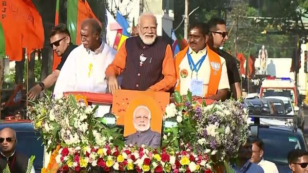 புதுச்சேரியில் பிரதமர் மோடி ரோடுஷோ.. மலர்தூவி உற்சாக வரவேற்பு கொடுத்த மக்கள்..