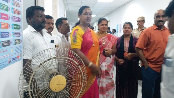 ஓட்டு போட வந்த பிரேமலதாவிடம் வாக்காளர்கள் வைத்த கோரிக்கை.. உடனே ஏற்பாடு.. சில்லுனு ஆன சாலிகிராமம்
