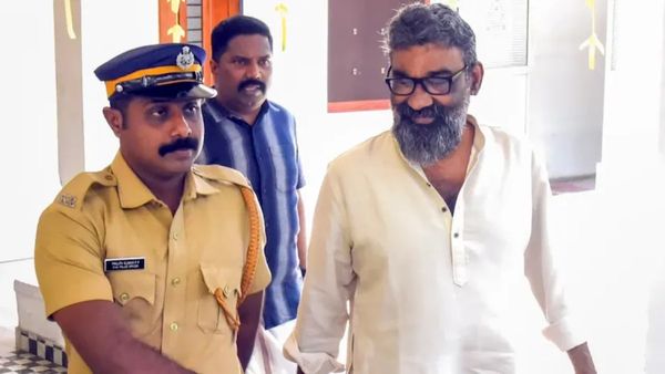 கேரவனுக்குள் என்கிட்ட அப்படி நடந்துக்கிட்டாரு.. நடிகை கொடுத்த புகார்! 3 தேசிய விருது வாங்கிய இயக்குநர் கைது