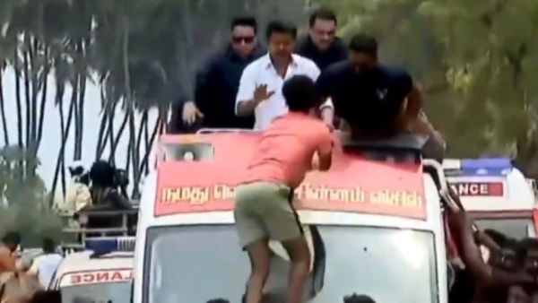 திடீரென பிரச்சார வாகனத்தில் ஏறி விஜய் முகத்துக்கு முன் வந்த சிறுவன்.. இழுத்துப்போட்ட பாதுகாவலர்கள்
